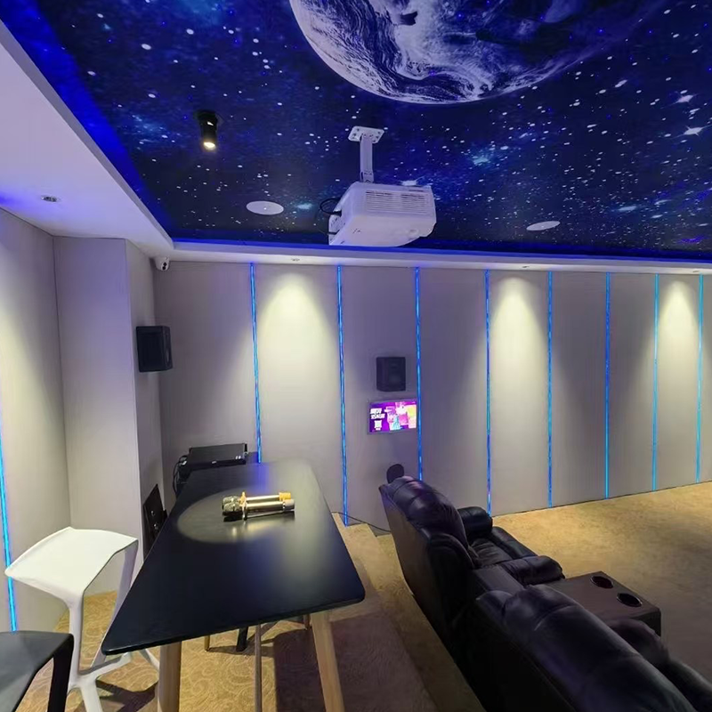 Reka bentuk dalaman dengan panel dinding serap bunyi yang dibalut kain, sesuai untuk hotel